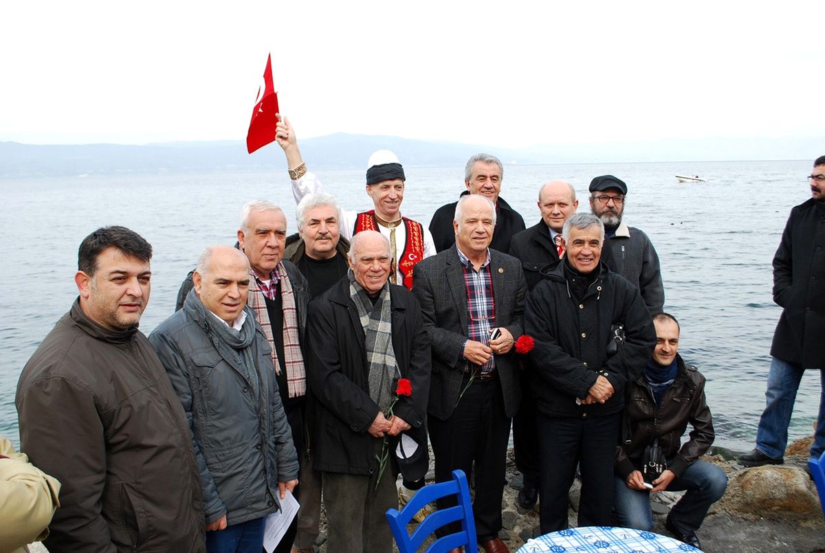 Mudanya\'da Mübadelede Ölenler İçin Denize Karanfil Atıldı