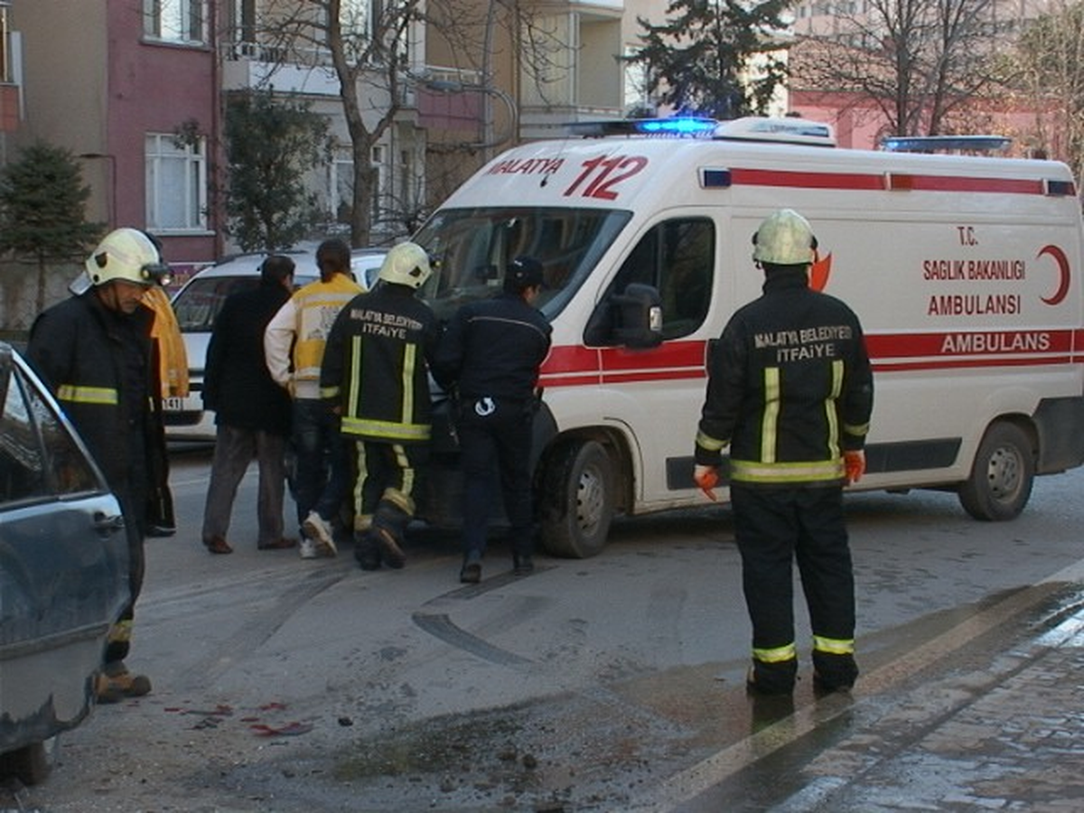 Otomobil ile Ambulans Çarpıştı