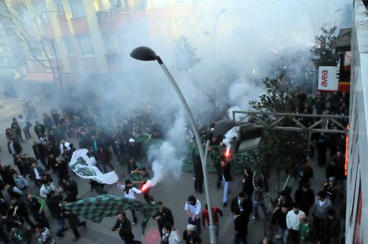 Sakaryaspor Taraftarından "Henüz Ölmedik" Yürüyüşü