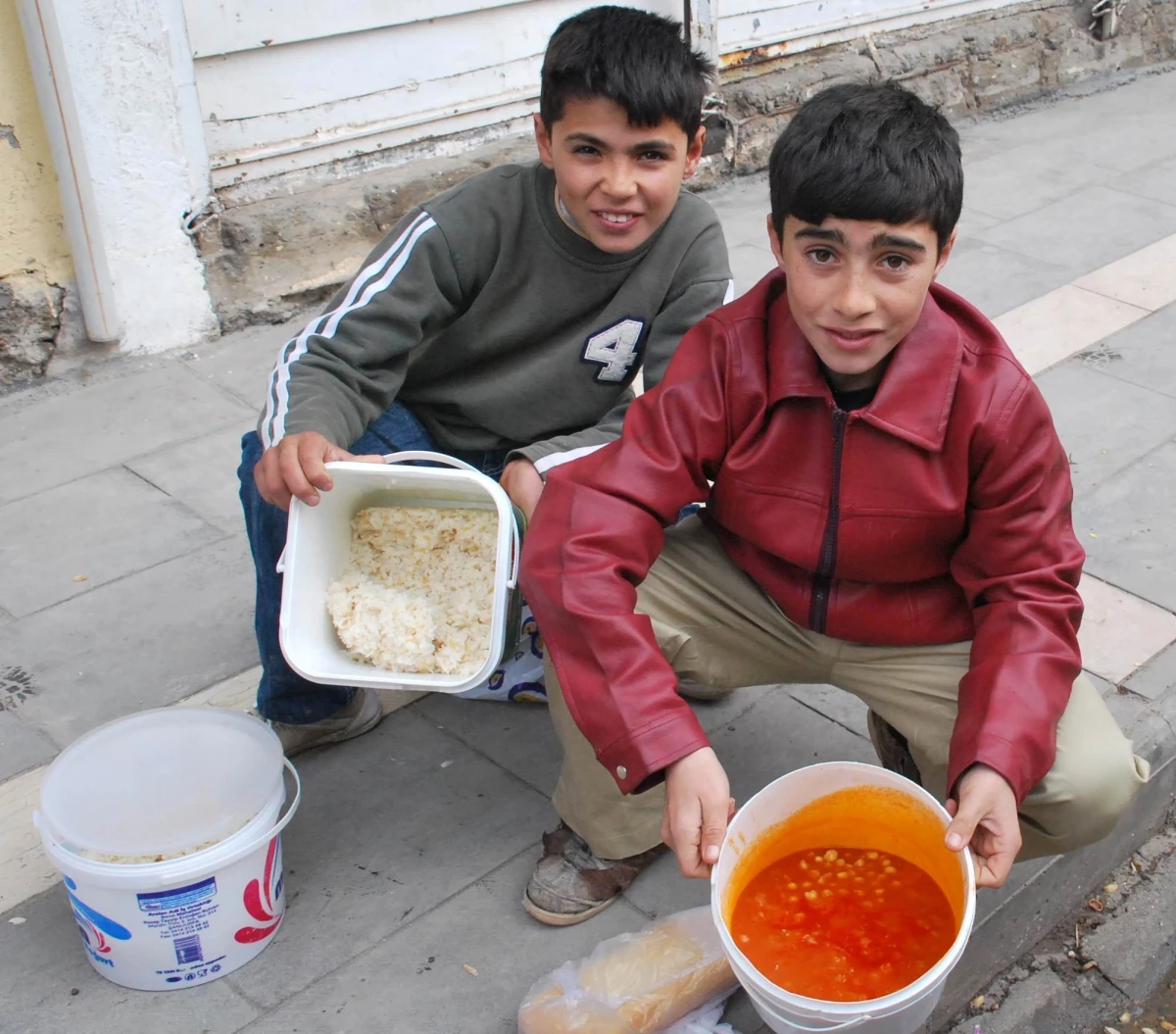 Suriye\'den Kaçan Mültecilere Sıcak Yemek