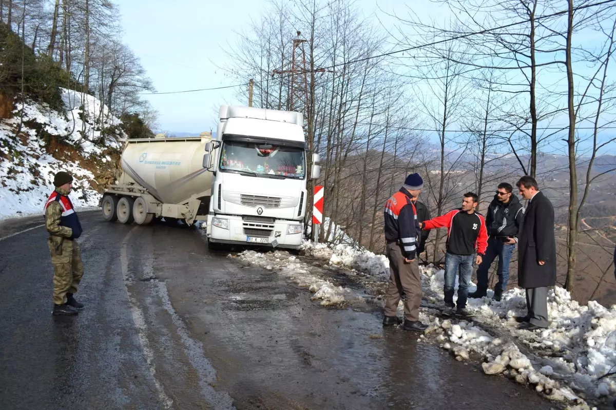 Tır Asılı Kaldı