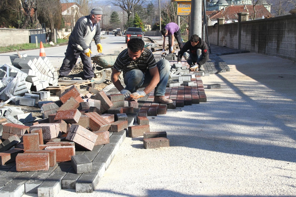 Akyazı Belediyesi\'nden Yuvalak Caddesinde Kilitli Parke Çalışması