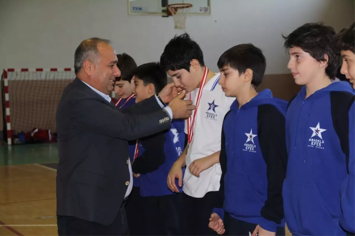 Basketbolculara Madalyalarını Başkan Üras Taktı