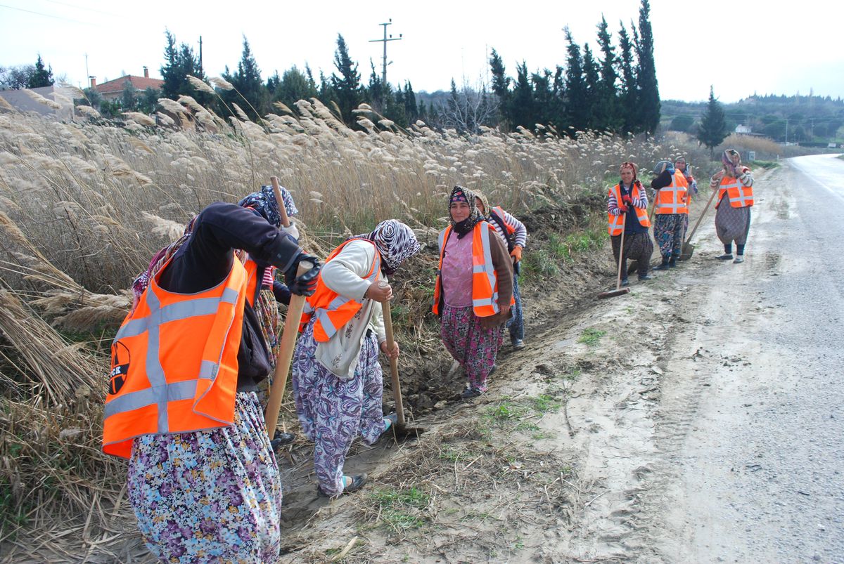 Çanakkale\'de 16 Kadın İşçi Su Kanalı İnşaatında Çalışıyor