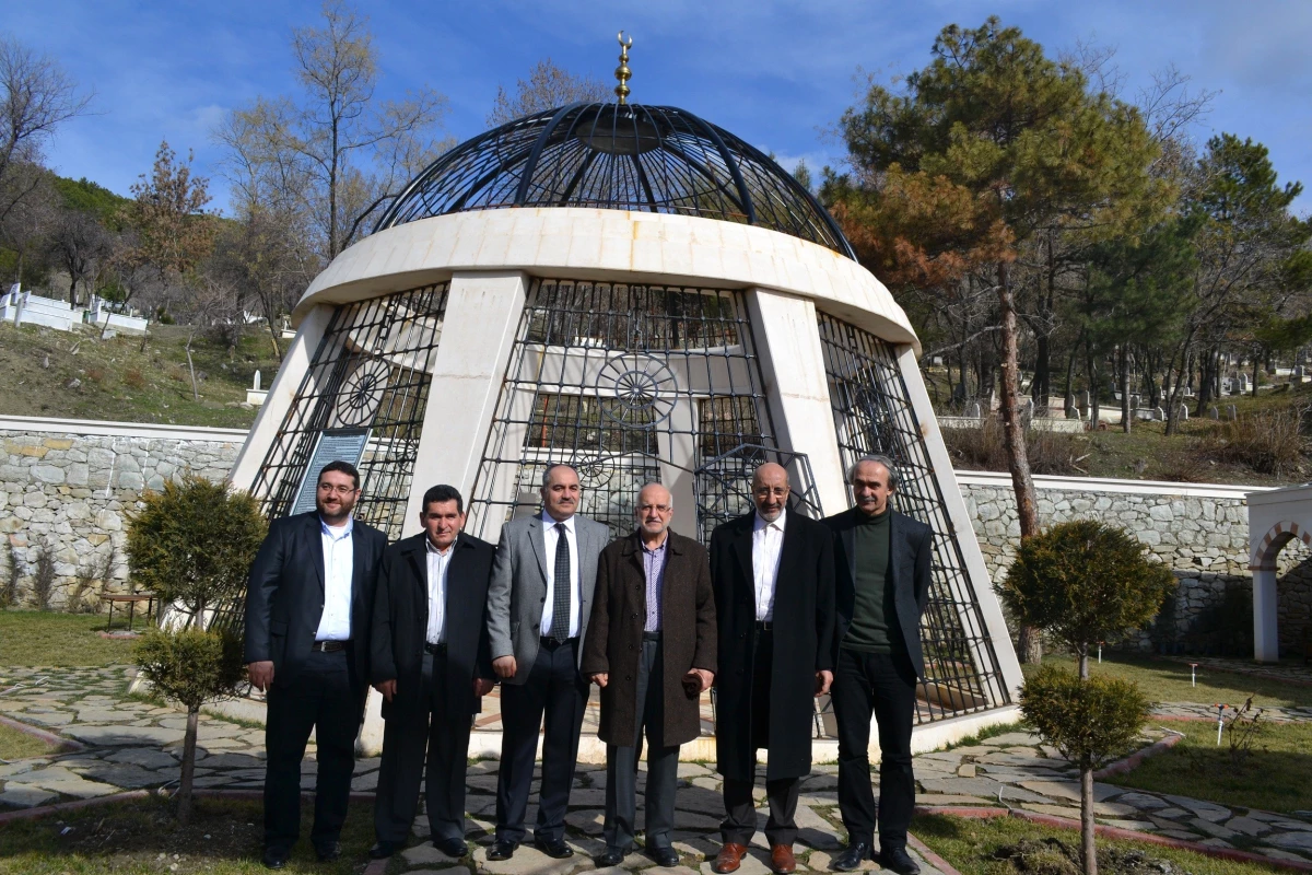 Dilipak ve Türkmen\'den Atıf Hoca\'nın Mezarına Ziyaret