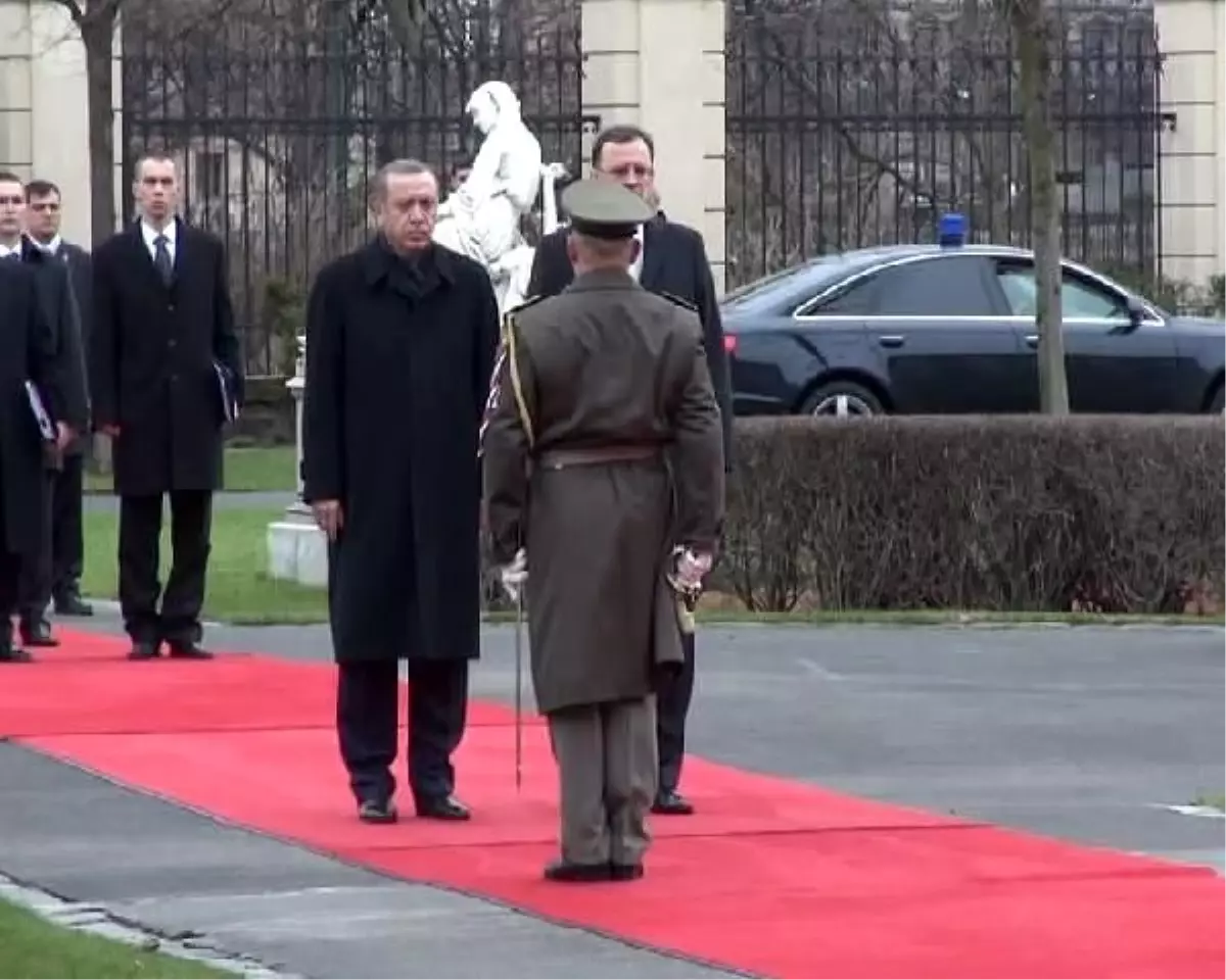 Erdoğan, Çek Başbakanı Necas Tarafından Resmi Törenle Karşılandı