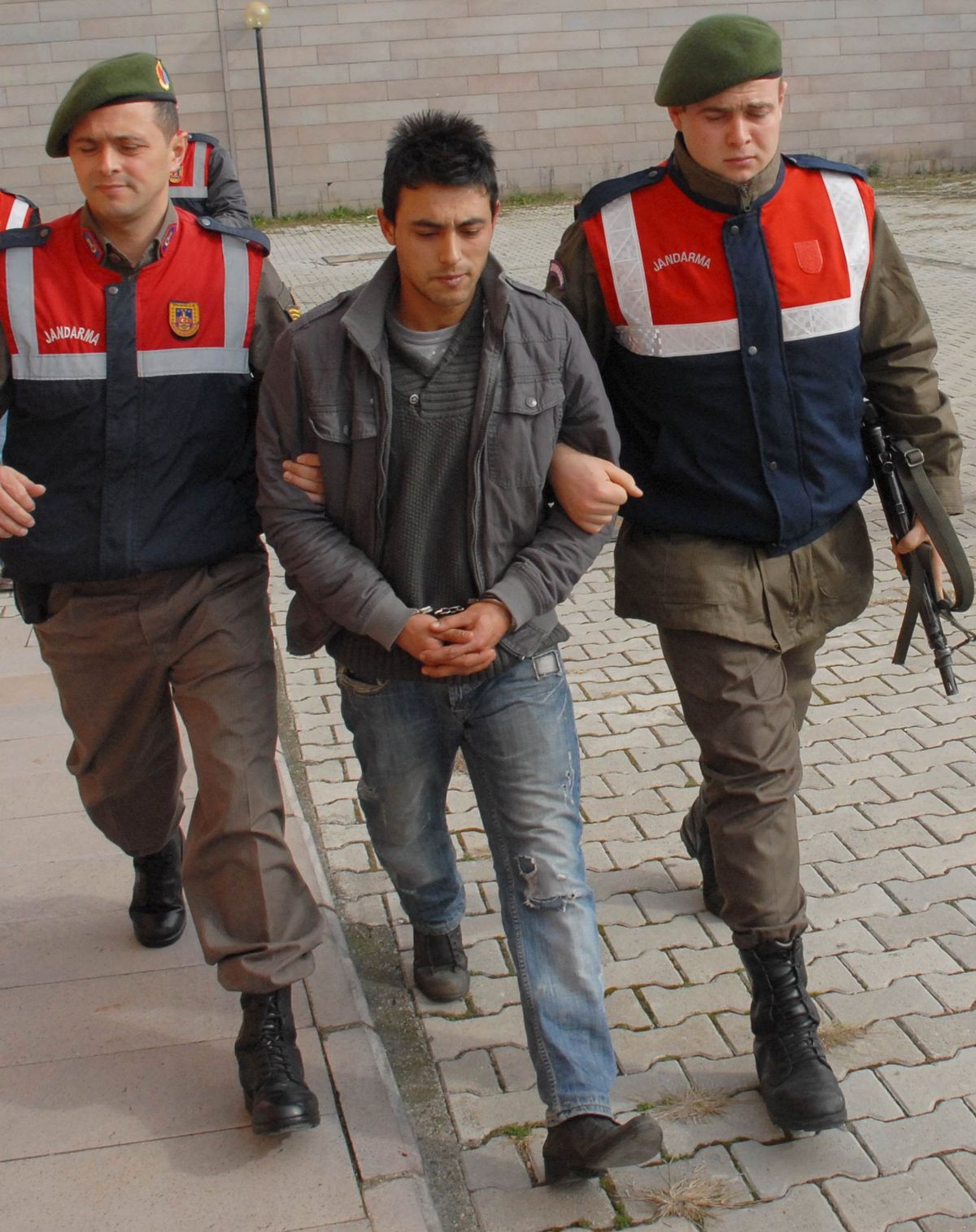Eşini Öldürdüren Koca Tutuklandı