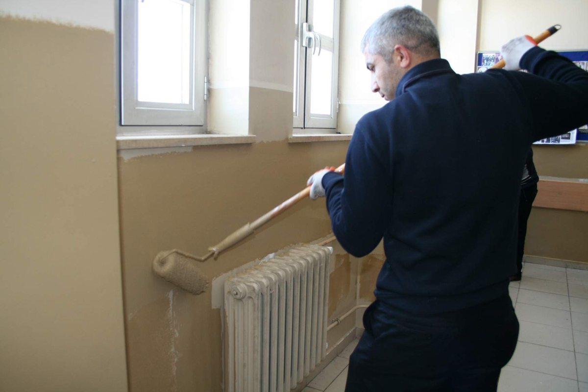 Kars\'ta Öğretmen ve Veliler Okullarını Boyuyor