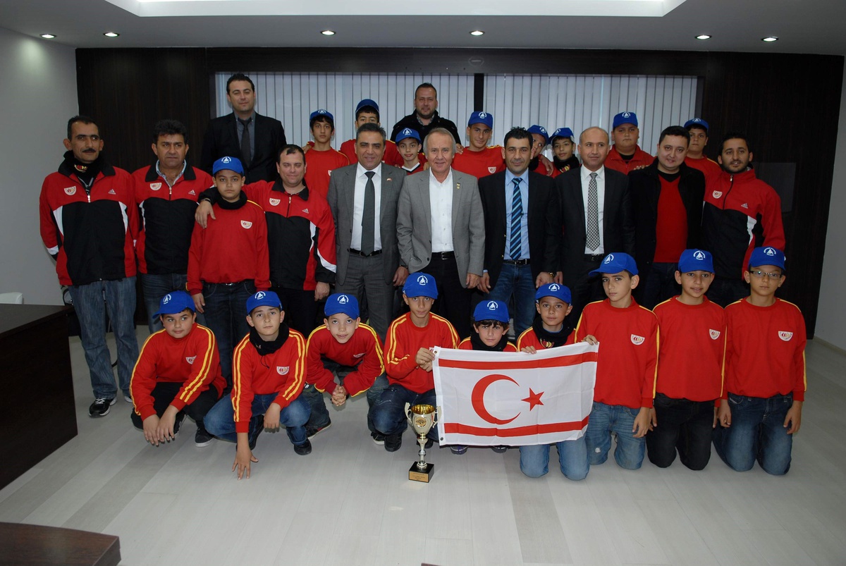 Kıbrıslı Minik Sporculardan Sporcu Başkana Ziyaret