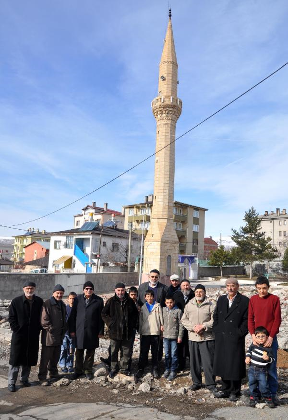 Minare ve Cemaat Var, Cami Yok
