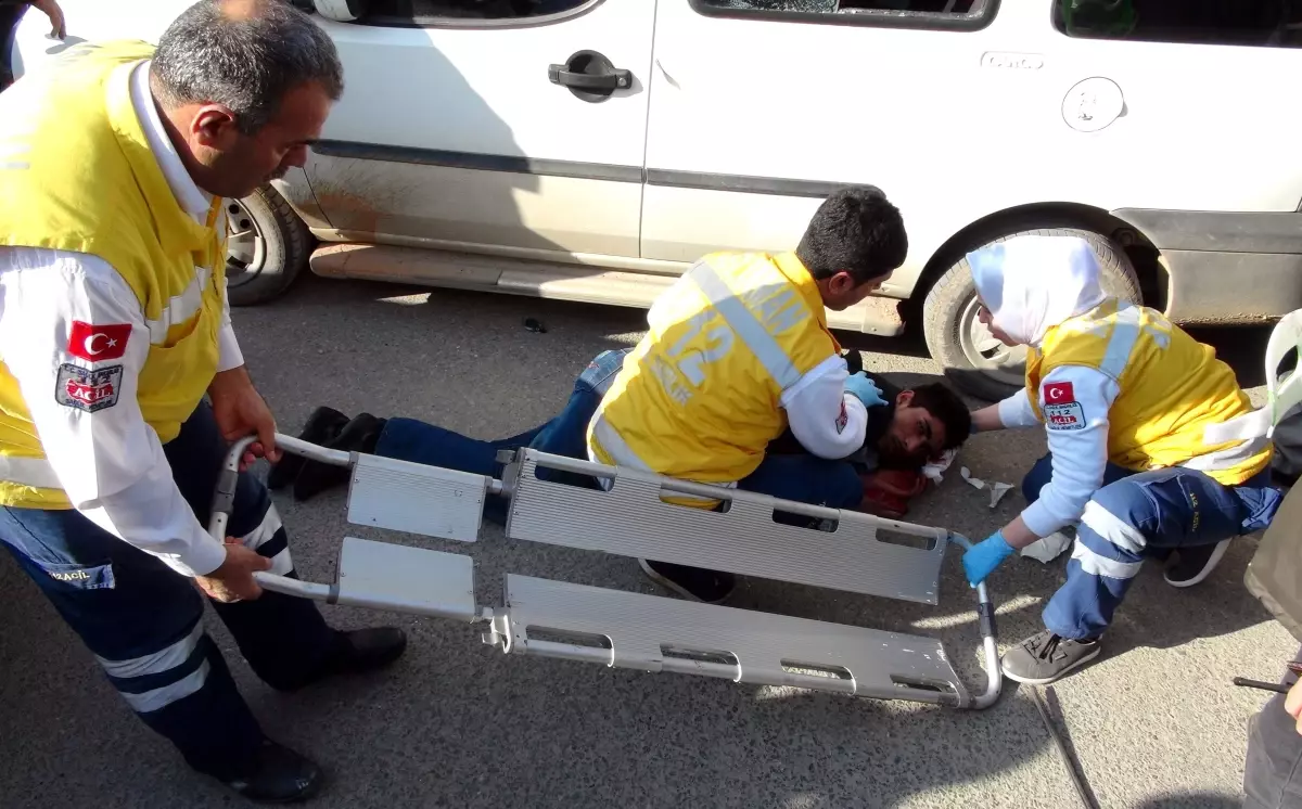 Otomobilin Çarptığı Yaya, Kafasını Başka Bir Aracın Camına Çarptı