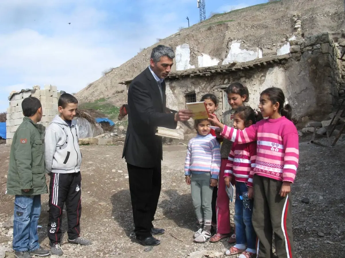 Ressam Öğretmen Fakir Öğrencilere Ücretsiz Hikaye ve Okuma Kitabı Dağıttı