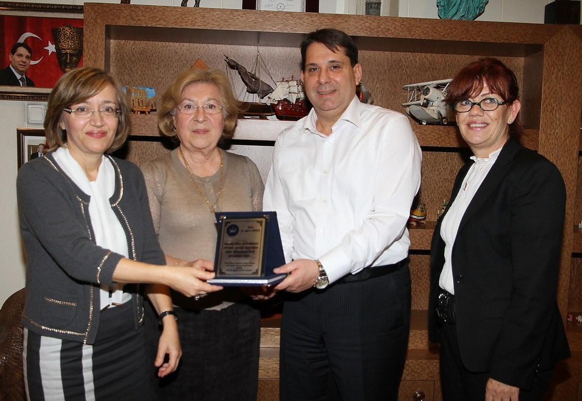 Türk Kanser Araştırma ve Savaş Kurumu Yöneticilerinden Başkan Tartan\'a Plaket