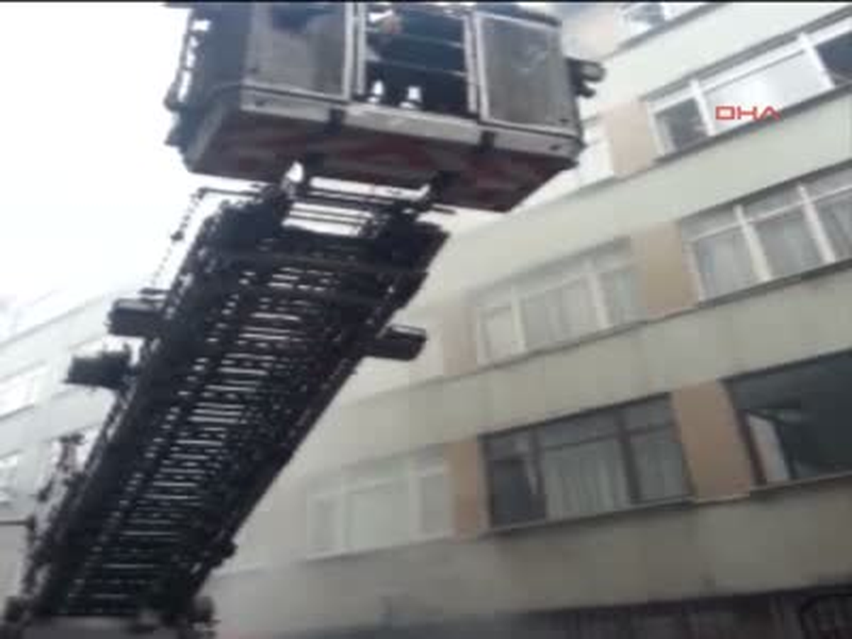 Yangında Mahsur Kalanları İtfaiye Kurtardı