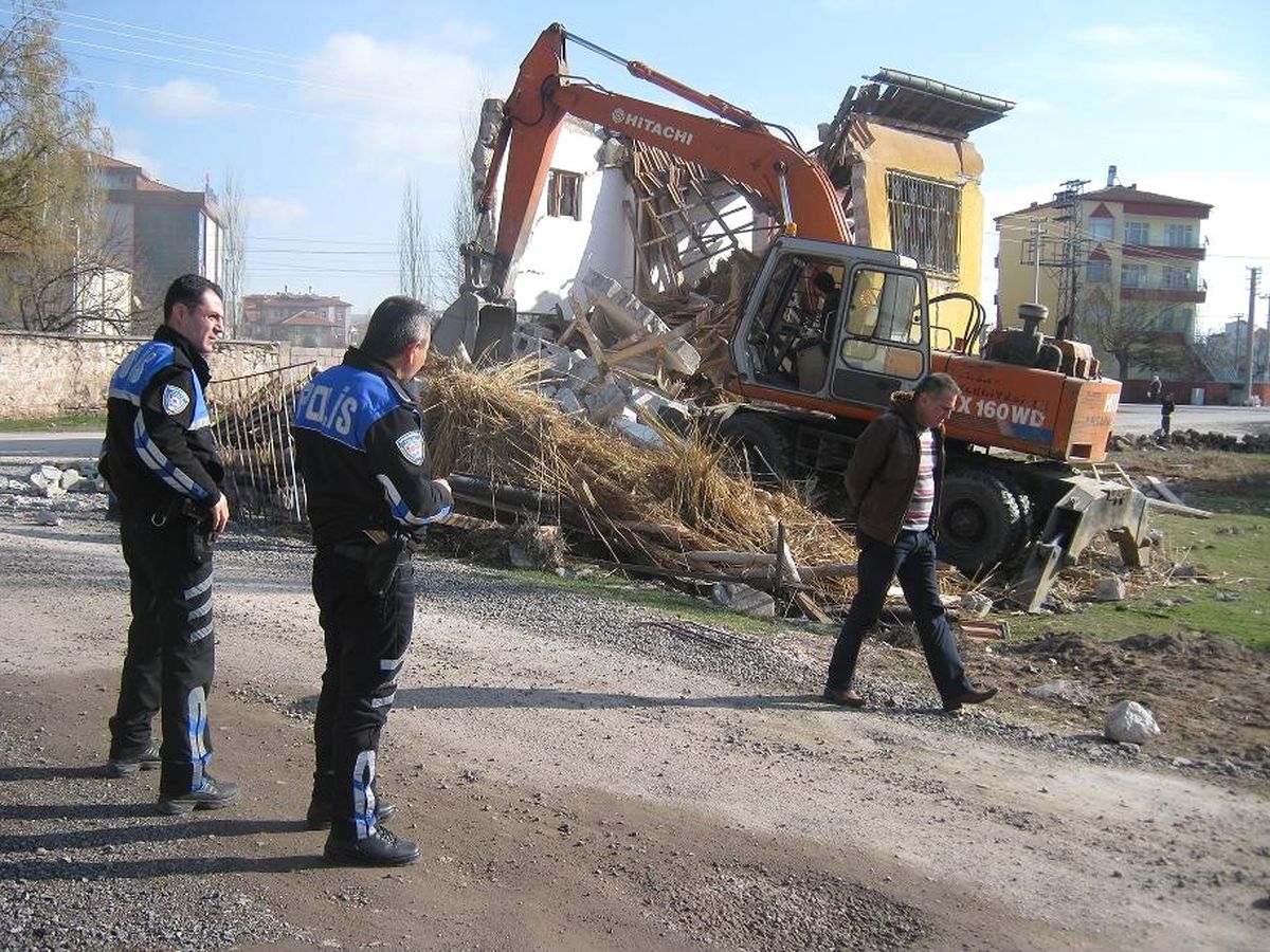 Aksaray\'da Metruk Binaların Yıkımı Sürüyor