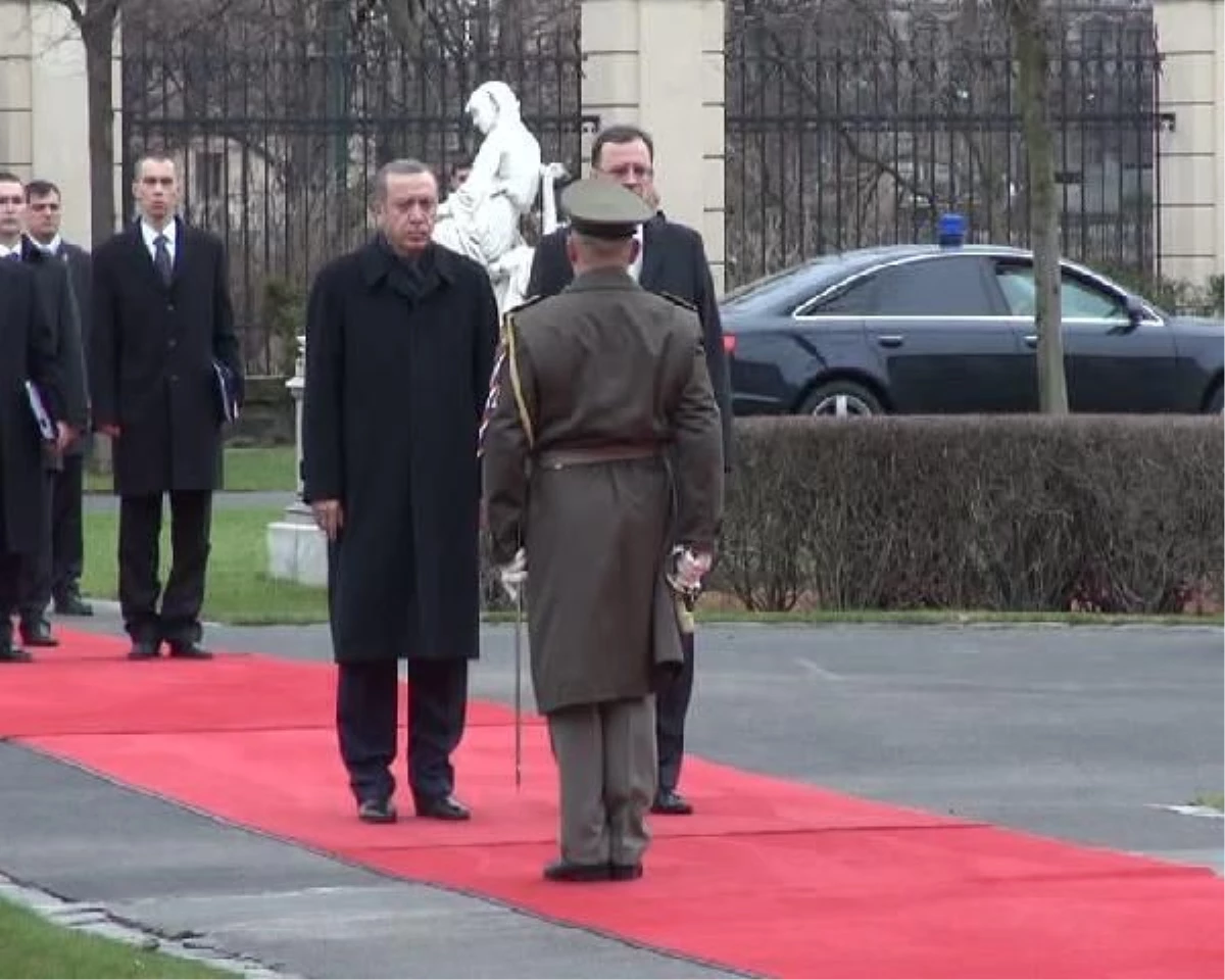 Başbakan, Macaristan\'da Törenle Karşılandı
