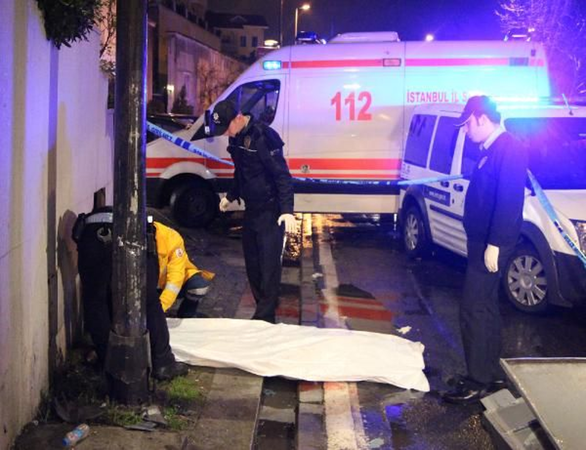 Beşiktaş\'ta, Otomobil Kaldırımdaki Yayaya Çarptı