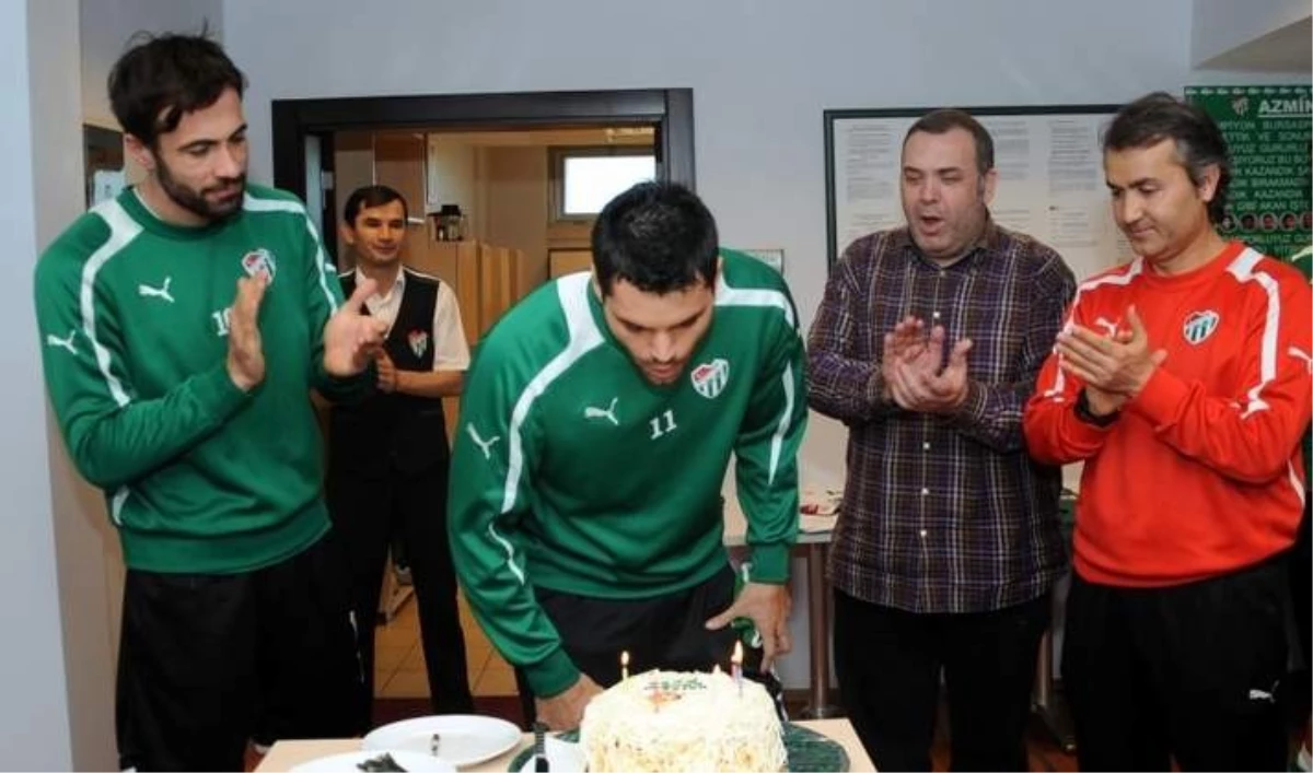 Bursasporlu Pinto\'ya Sürpriz Doğum Günü Kutlaması