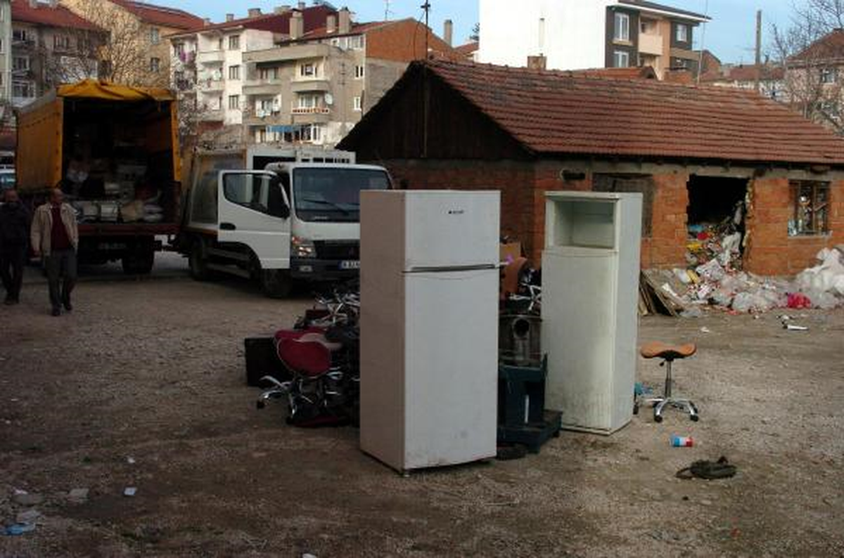 Evden 7 Kamyon Çöp Çıktı