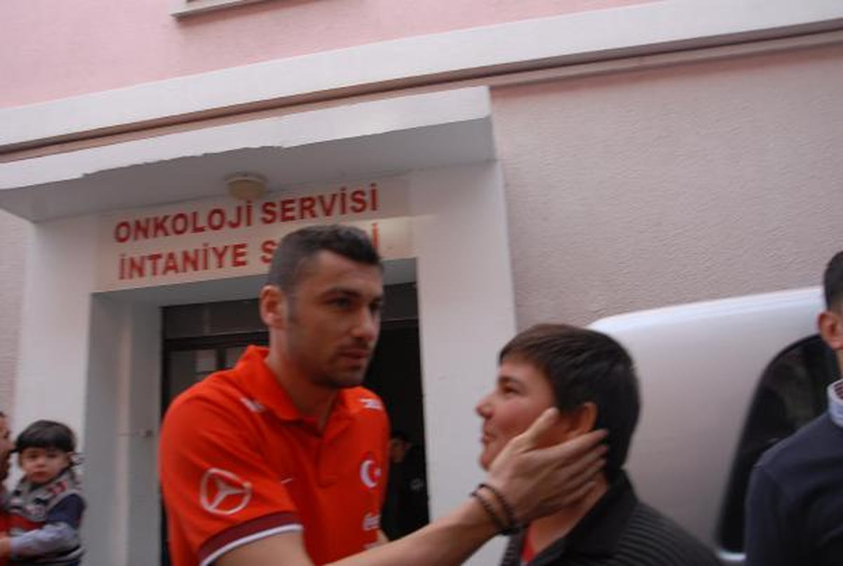 Gs\'li Milliler ve Arda Turan\'dan Küçük Tunahan\'a Ziyaret
