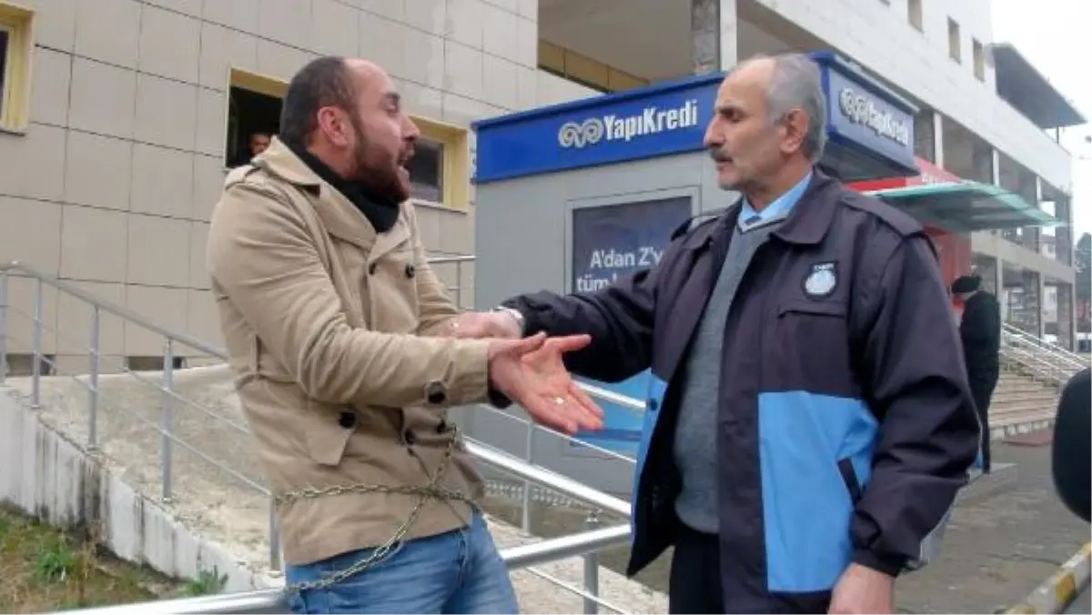 İş Bulamadı, Kendini Belediye Girişine Zincirledi