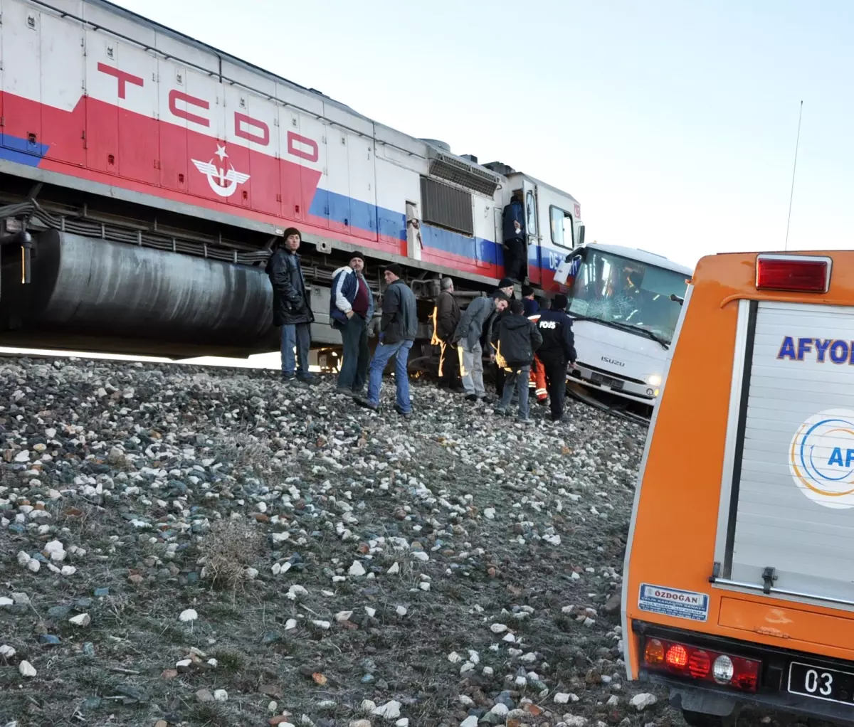 İşci Servisi ile Tren Çarpıştı: 5 Yaralı