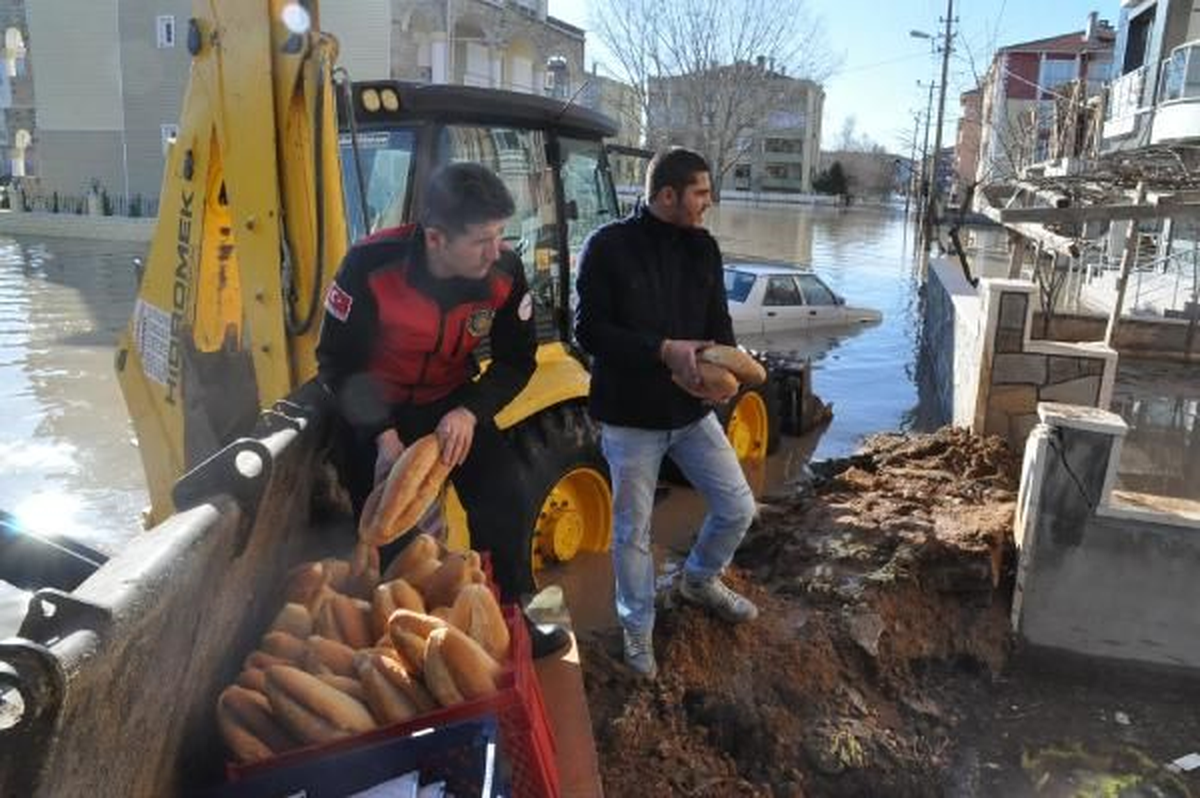Kırklareli2sel Nedeniyle Mahsur Kalanlara Kepçeyle Yemek Yardımı