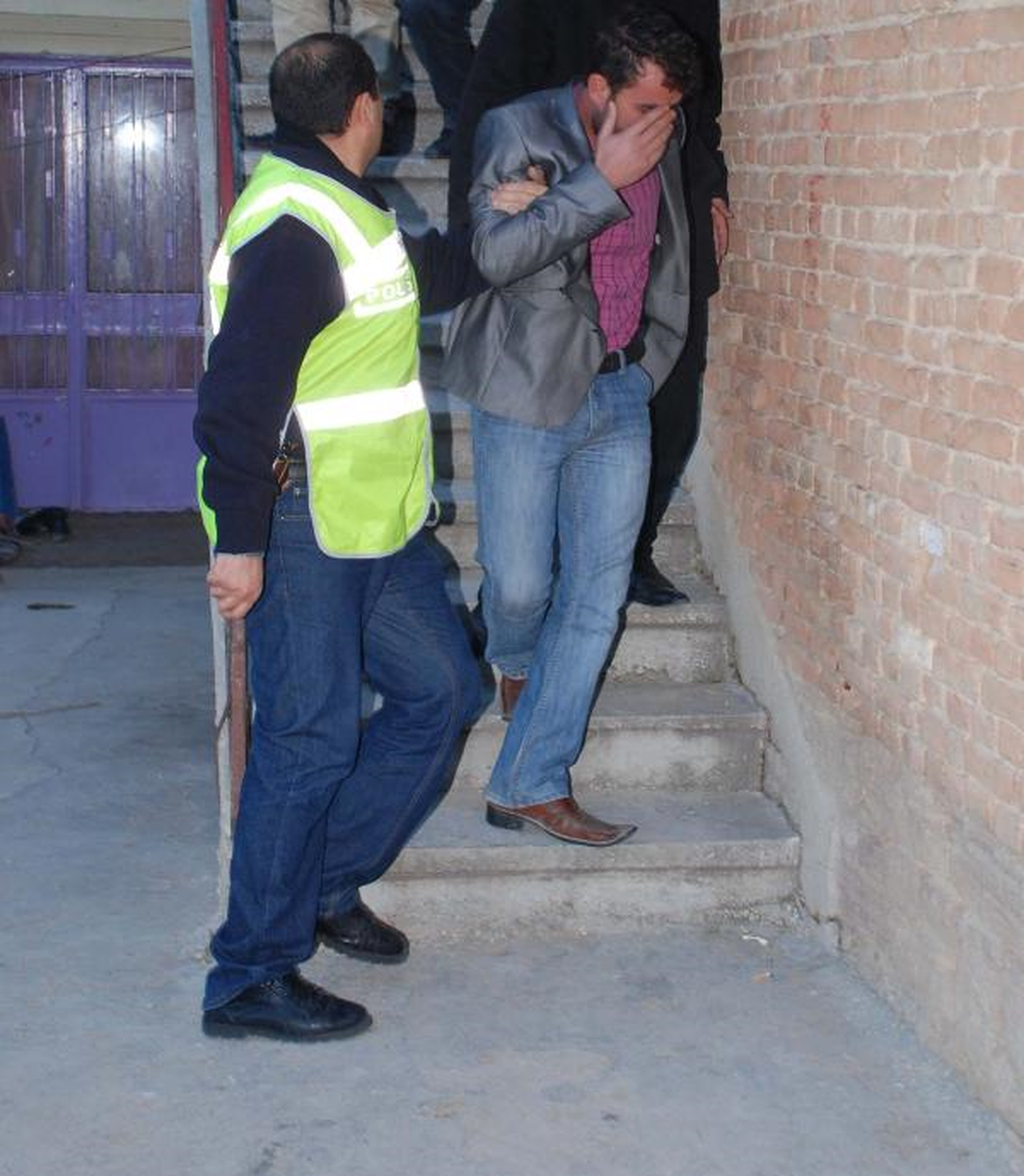 Otomobil ve İşyeri Satışı Dolandırıcılığına 23 Gözaltı