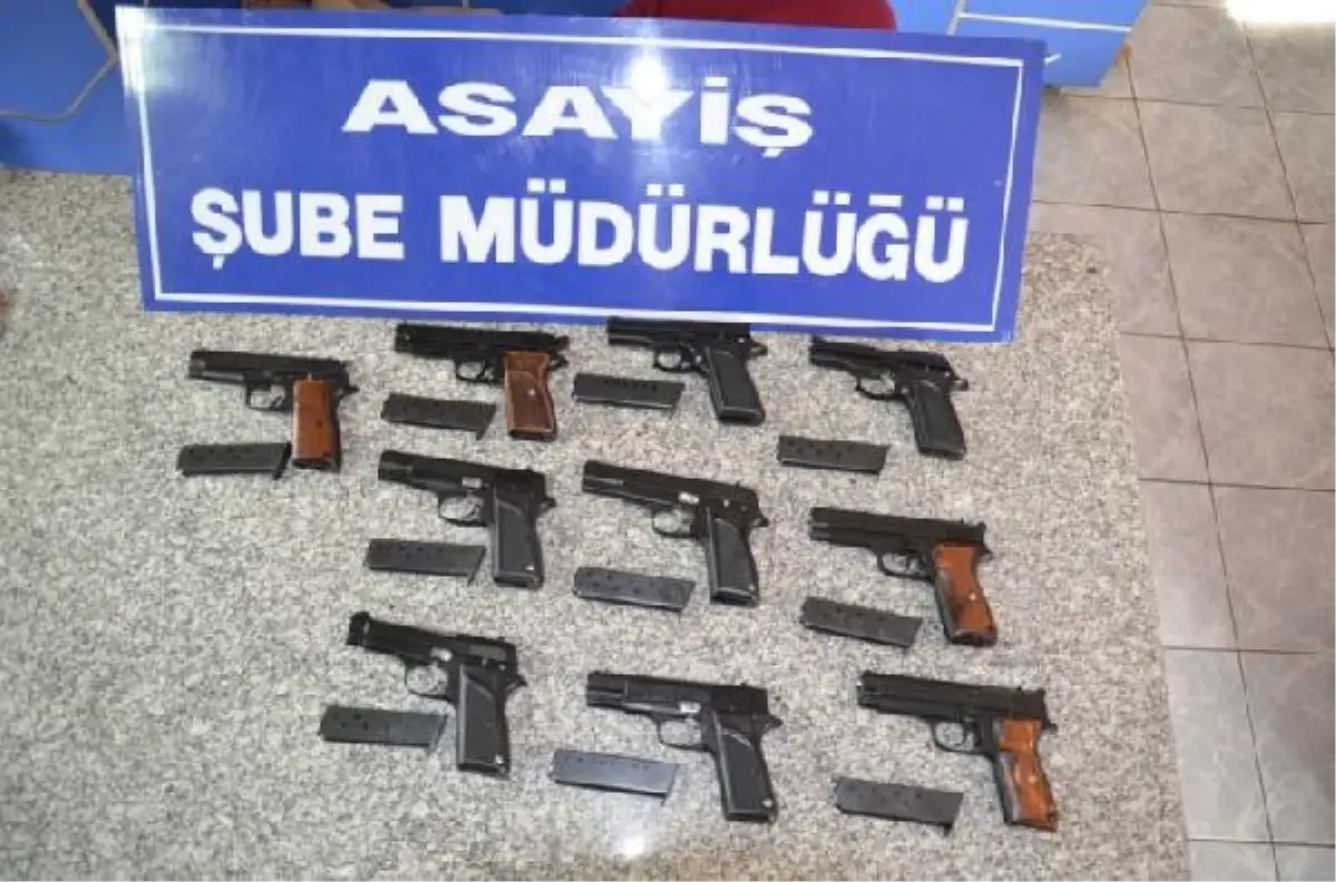 Otomobilden Atılan Kutudan 10 Tabanca Çıktı