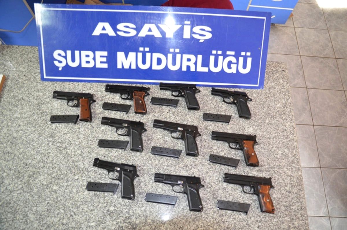 Rize\'de Bir Araçtan 10 Adet Kaçak Silah Çıktı