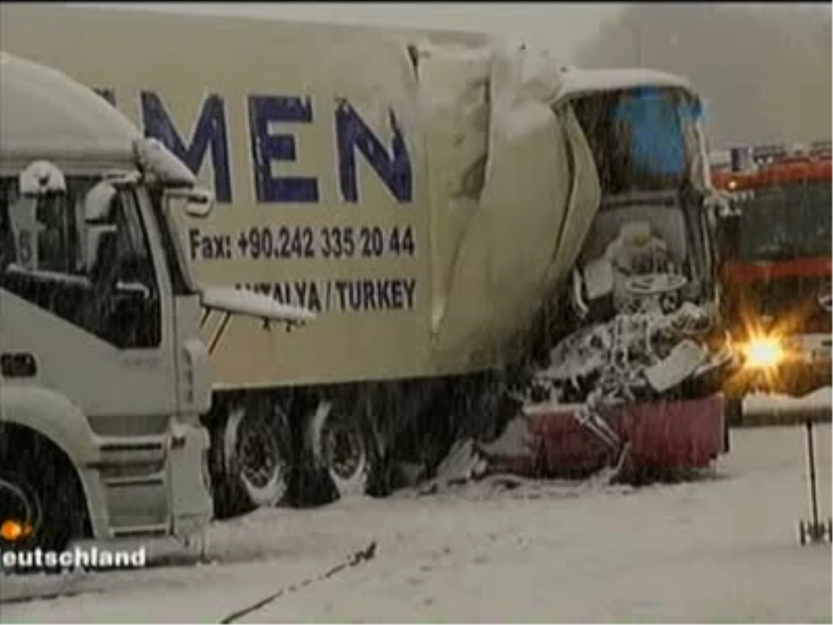 Rumen Otobüsü Türk Tır\'ına Çarptı Almanya\'da Aşırı Kar Yağışı ve Buzlanma Nedeniyle Kontrolden...