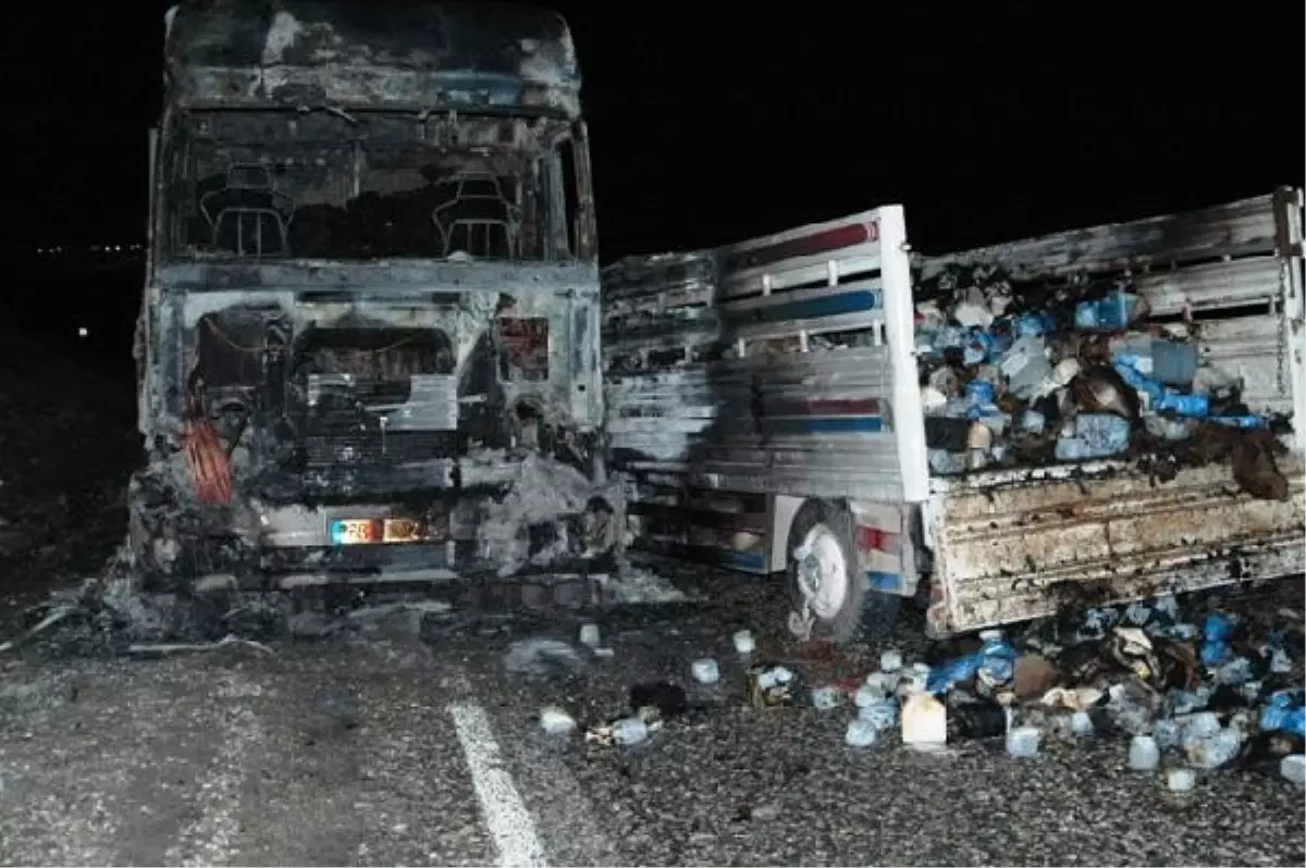 Sürücünün Söndürmeden Attığı İzmarit Kimyasal Madde Yüklü Kamyoneti ve Tırı Yaktı