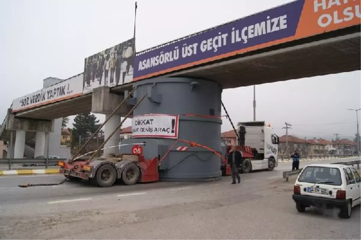 Tır\'ın Dorsesindeki Kazan, Üst Geçide Takıldı