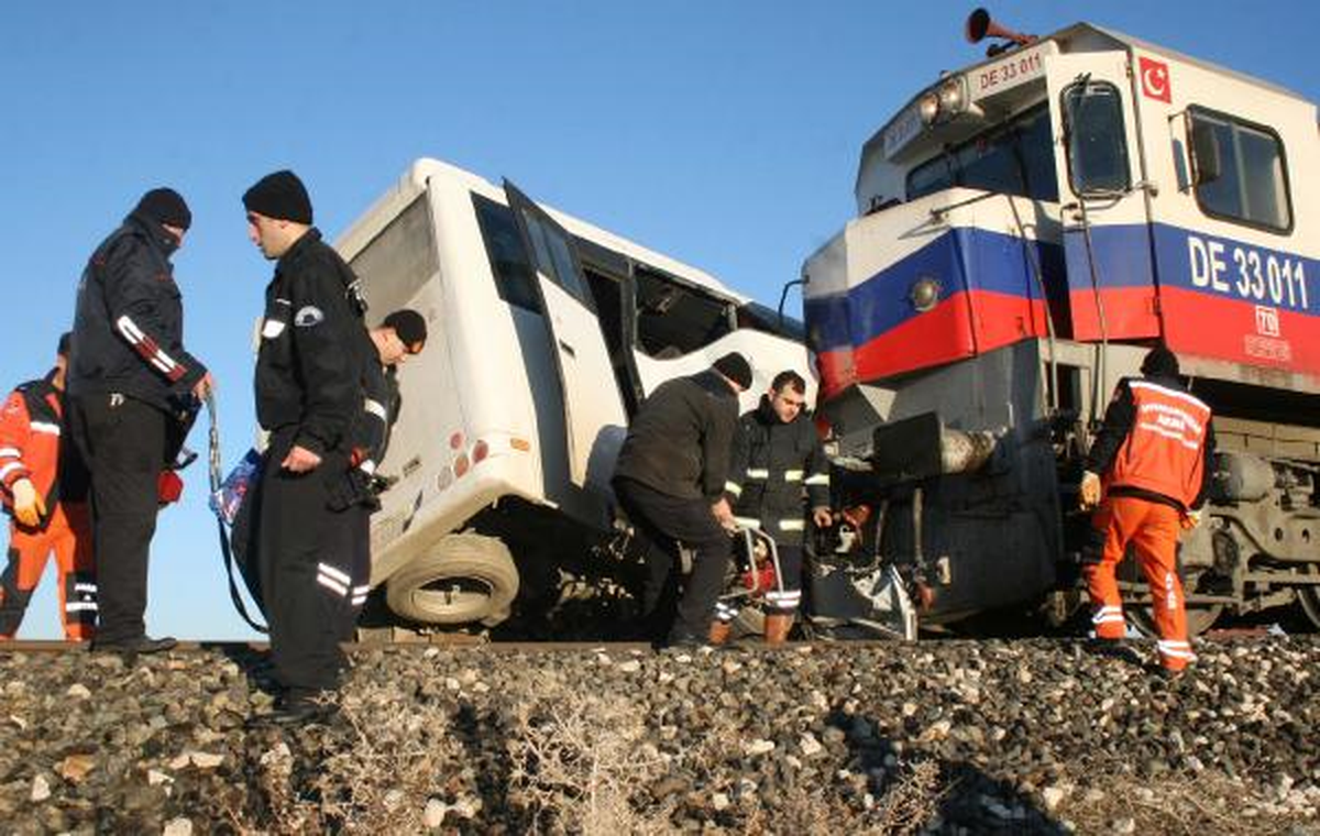 Yük Treni Servis Aracına Çarptı: 5 Yaralı