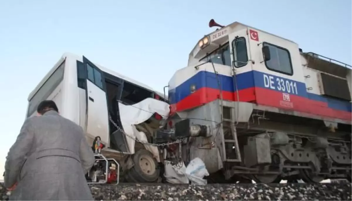 Yük Treni Servis Aracına Çarptı: 5 Yaralı