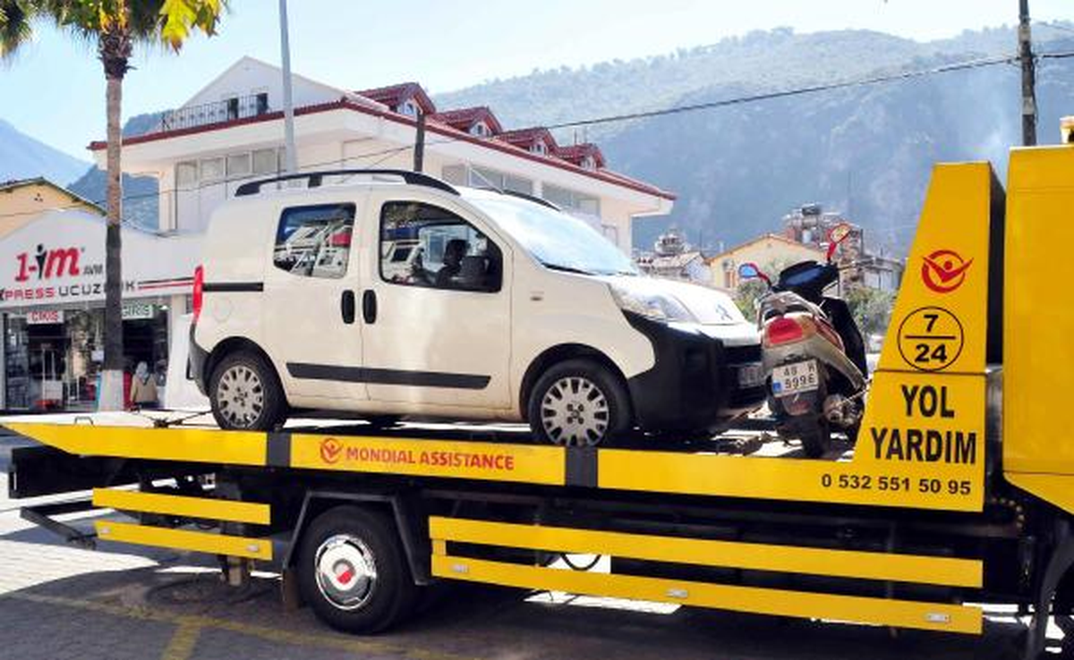 Alkollü İngiliz Kamyonetiyle Motosiklete Çarptı: 1 Yaralı