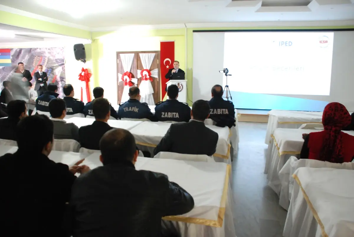 Bitlis\'te \'Halkla İlişkiler Eğitimi\' Seminerleri