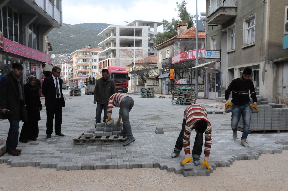 Bucak Belediyesi Parke Yapım Çalışmalarını Sürdürüyor
