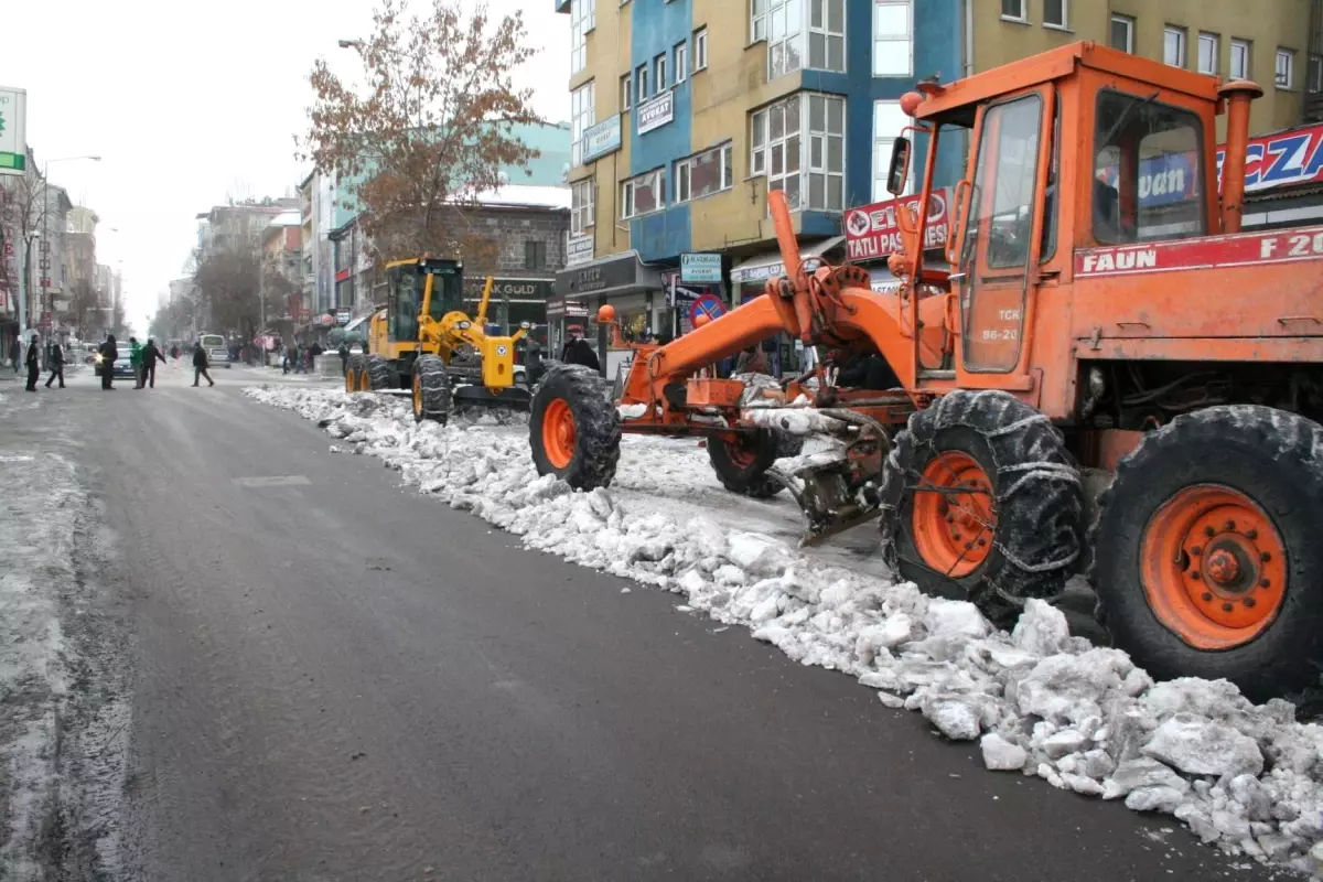 Kars Belediyesi Caddelerin Kar ve Buzunu Temizliyor