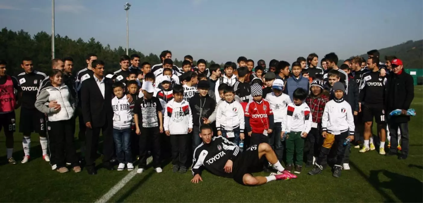 Kırgızistan Futbol Okulu\'ndan Beşiktaş\'a Ziyaret