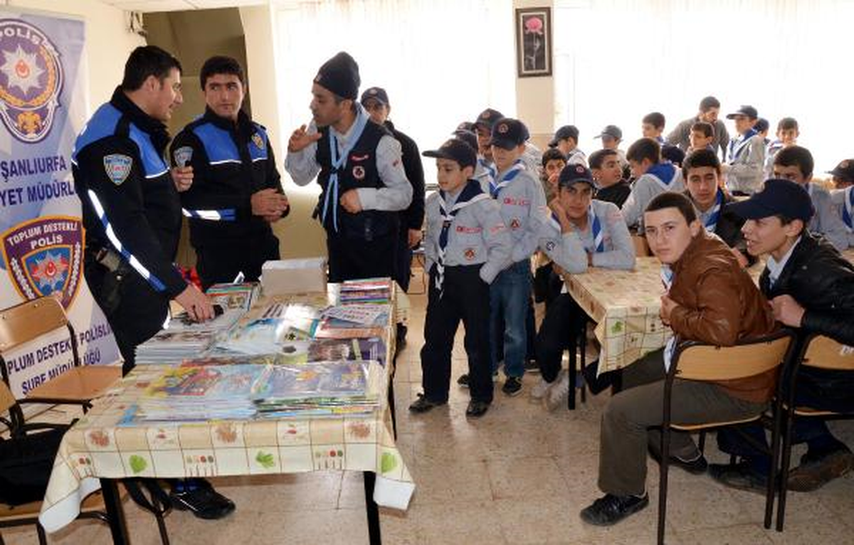 Polisten 140 Öğrenciye İzcilik Eğitimi