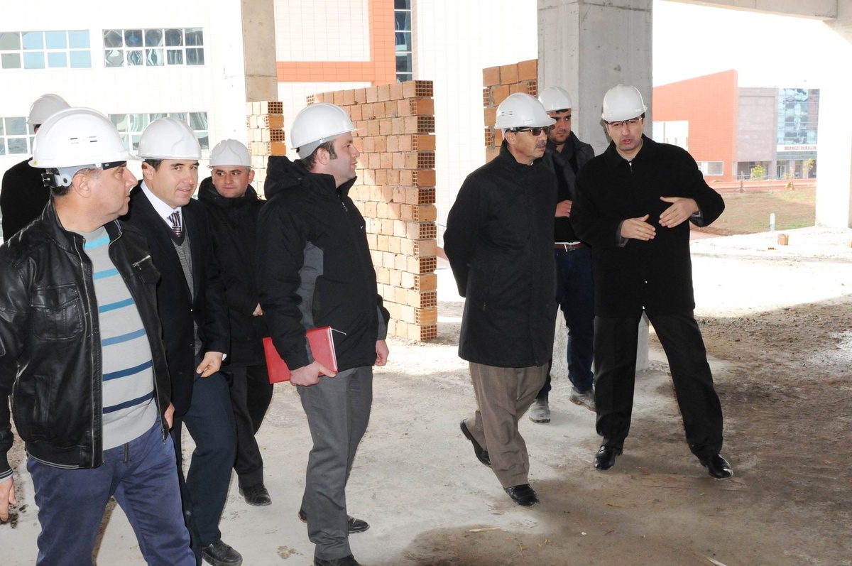 Rektör Güvenç, Fakülte İnşaatlarını İnceledi