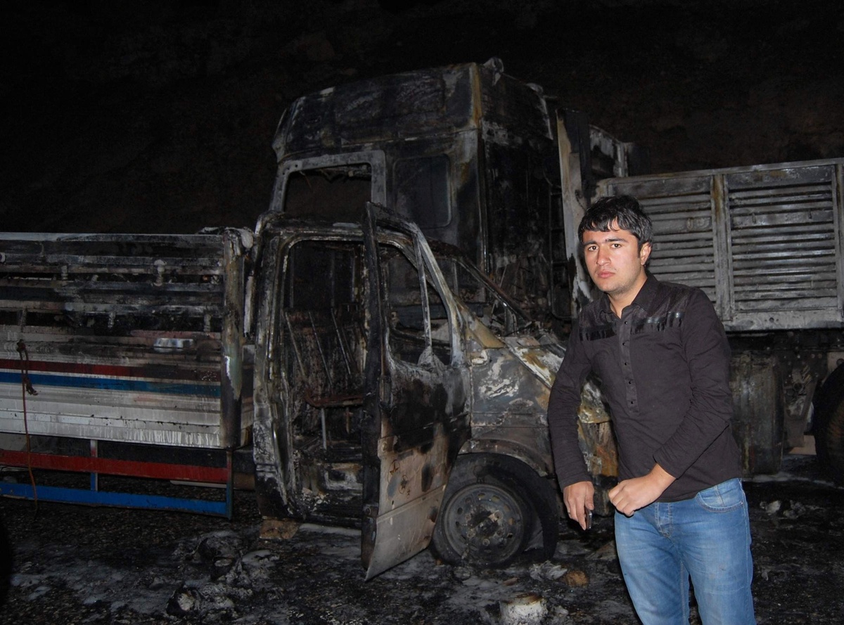 Sürücünün Söndürmeden Attığı İzmarit Kimyasal Madde Yüklü Kamyoneti ve Tırı Yaktı Adıyaman\'da...