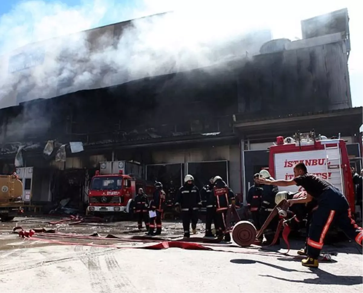 Tuzla\'da Bir Boya Fabrikasında Yangın Çıktı. Bölgeye Çok Sayıda İtfaiye Ekipleri Sevk Edildi.