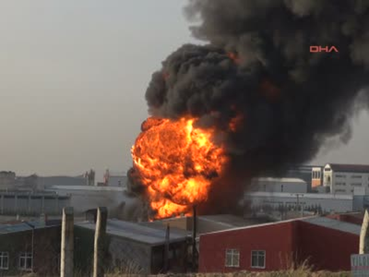 Tuzla\'da Boya Fabrikası Alev Alev Yandı