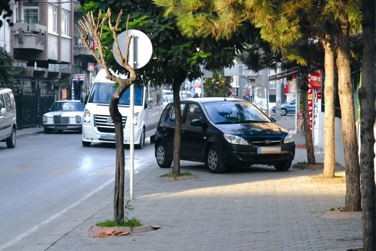 Zabıtadan Kaldırım İşgalcilerine Uyarı