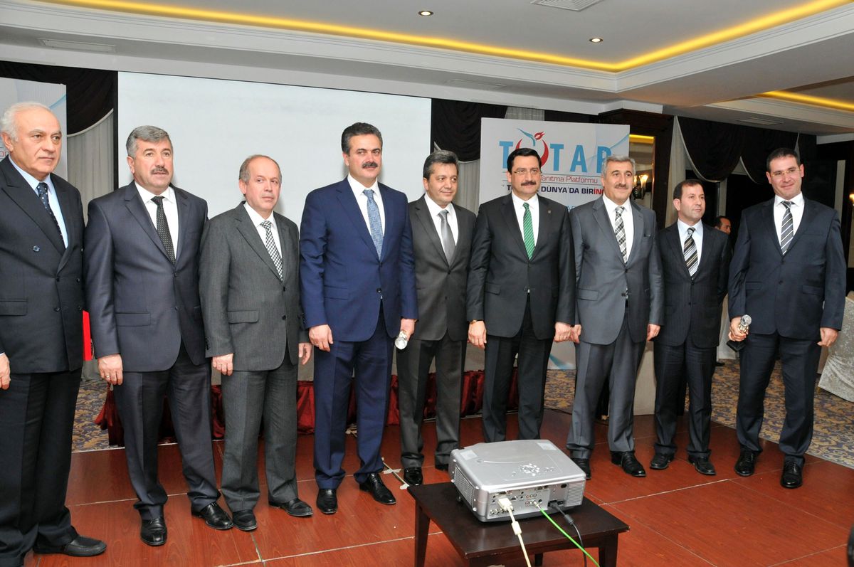 Başkan Ak\'a Başarı Plaketi Verildi