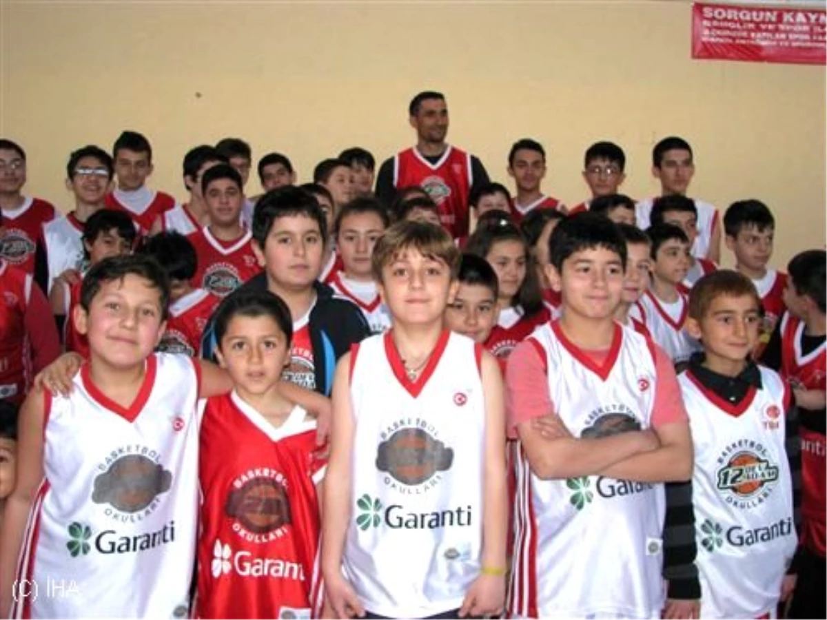 Basketbolcu Ahmet Kaplan\'dan 12 Dev Adam Basketbol Okuluna Ziyaret
