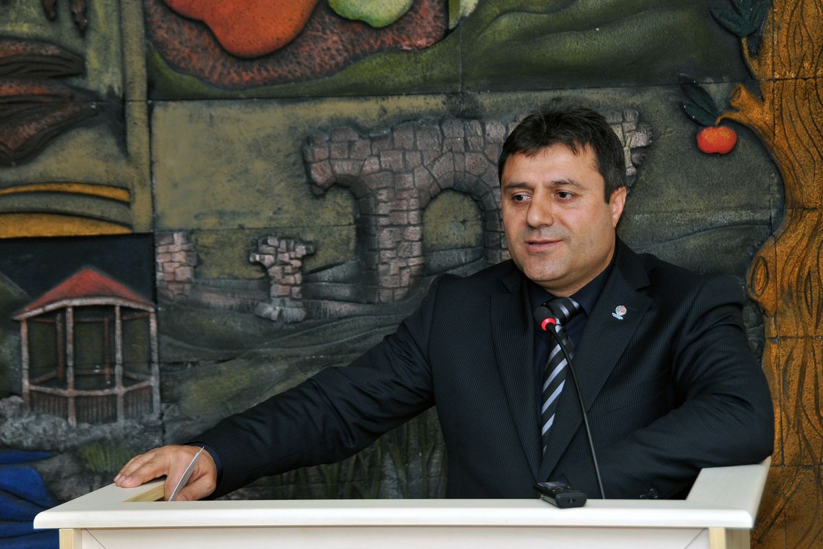 \'Gençliğe Hizmet Ediyoruz\'
