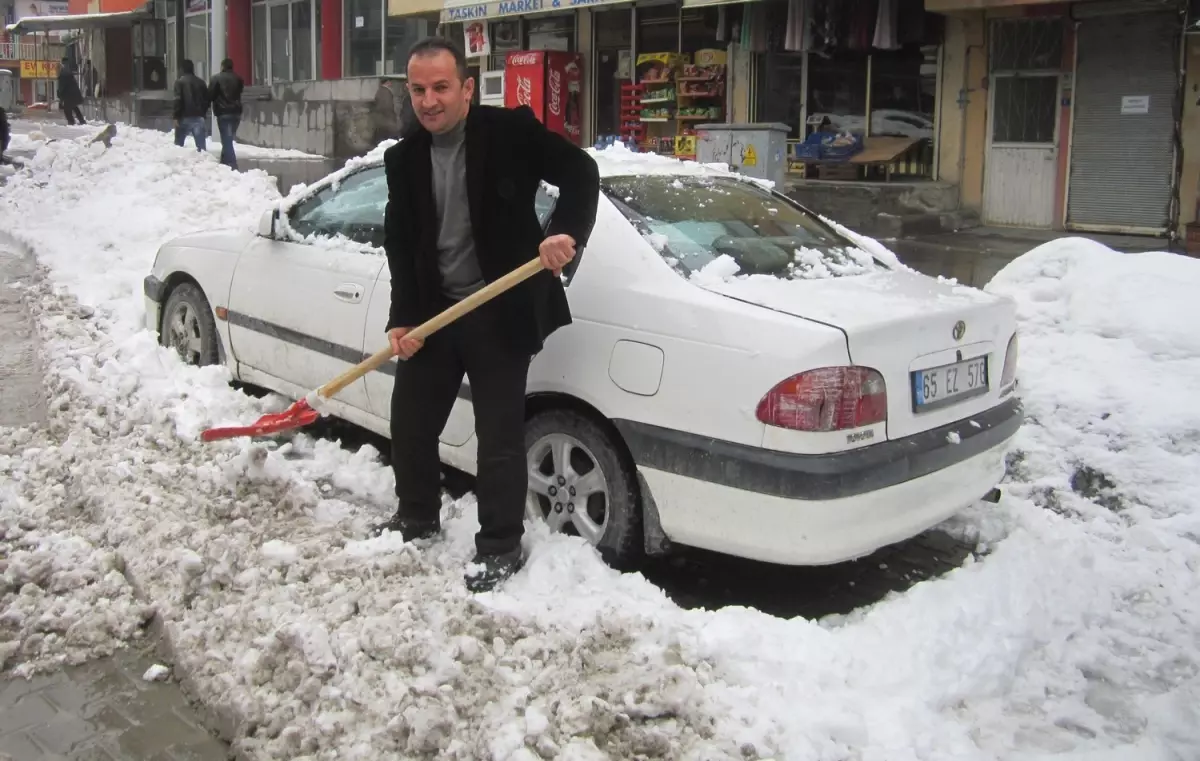 Hakkari\'de 38 Köy ve Mezra Yolu Kapandı